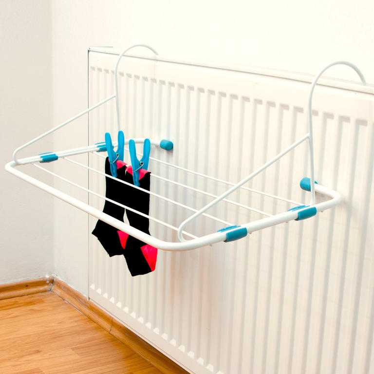Závěsný sušák na topení