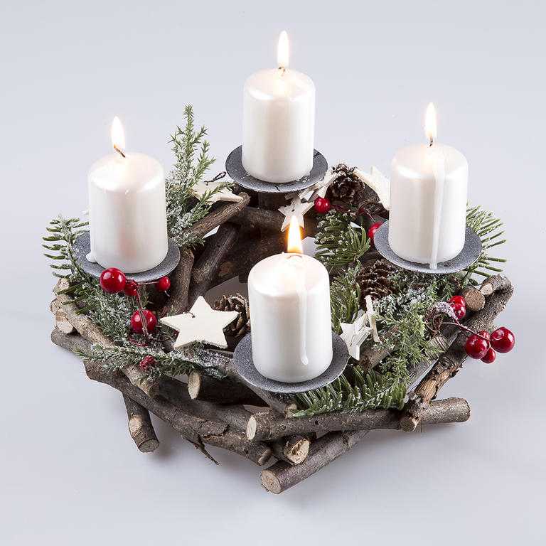 Coroană de Advent din crenguţe cu suporturi pentru lumânări