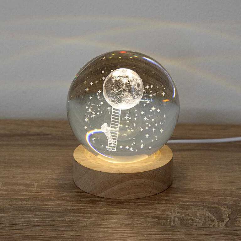 Skleněná LED koule na dřevěném podstavci KOSMONAUT