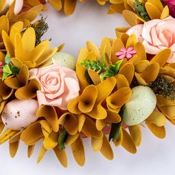 Jarní věnec z dřevěných hoblinek zdobený vajíčky 30 cm - galerie #1