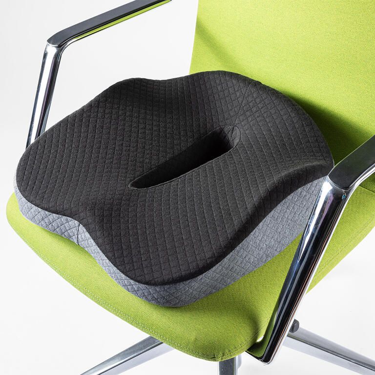 Ergonomický sedák z paměťové pěny černo-bílý - galerie #3
