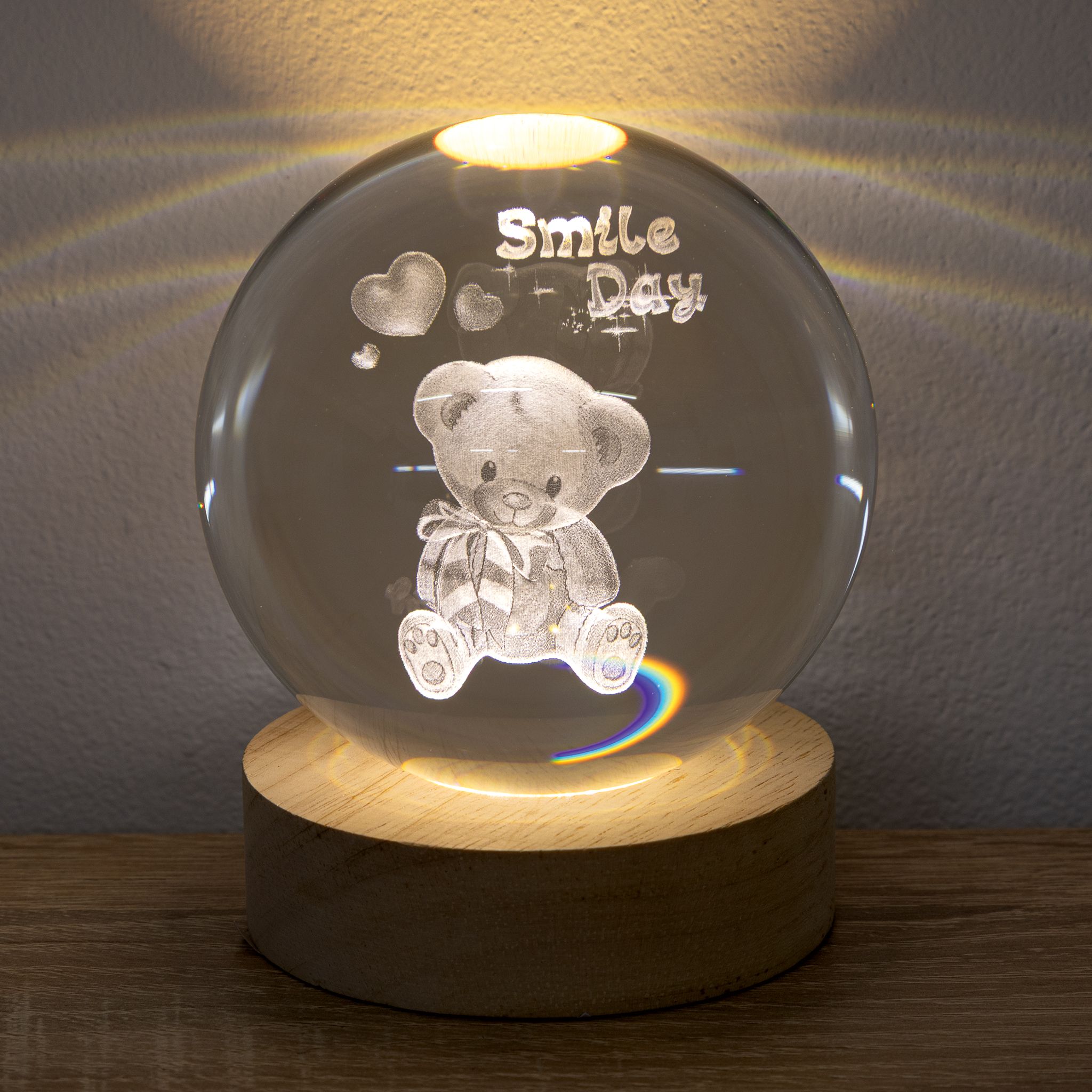 Skleněná LED koule na dřevěném podstavci MEDVÍDEK