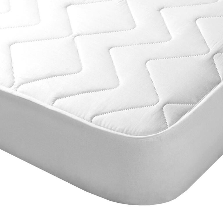 Pikowany ochraniacz na materac z aloe vera biały