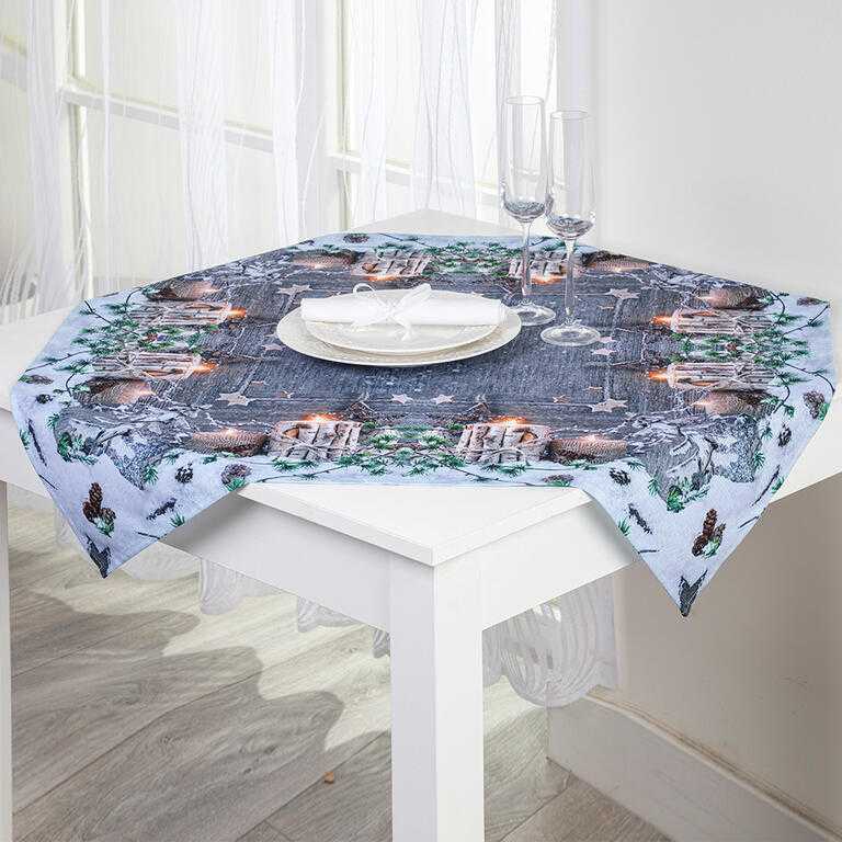 Vánoční středový ubrus s potiskem  DŘEVĚNÝ SVÍCEN 85 x 85 cm